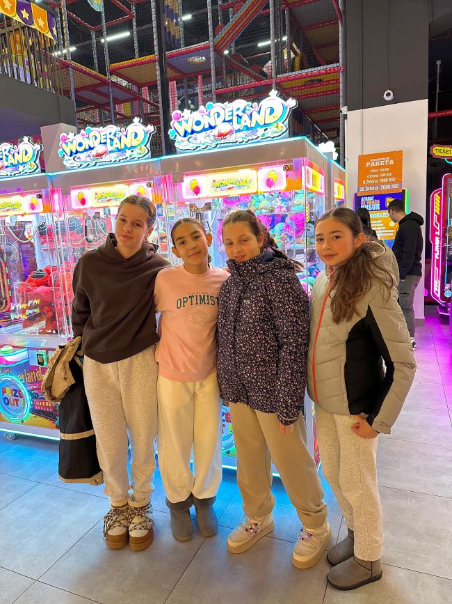 aaaMale Tehničarke u KG prvi nastup 9